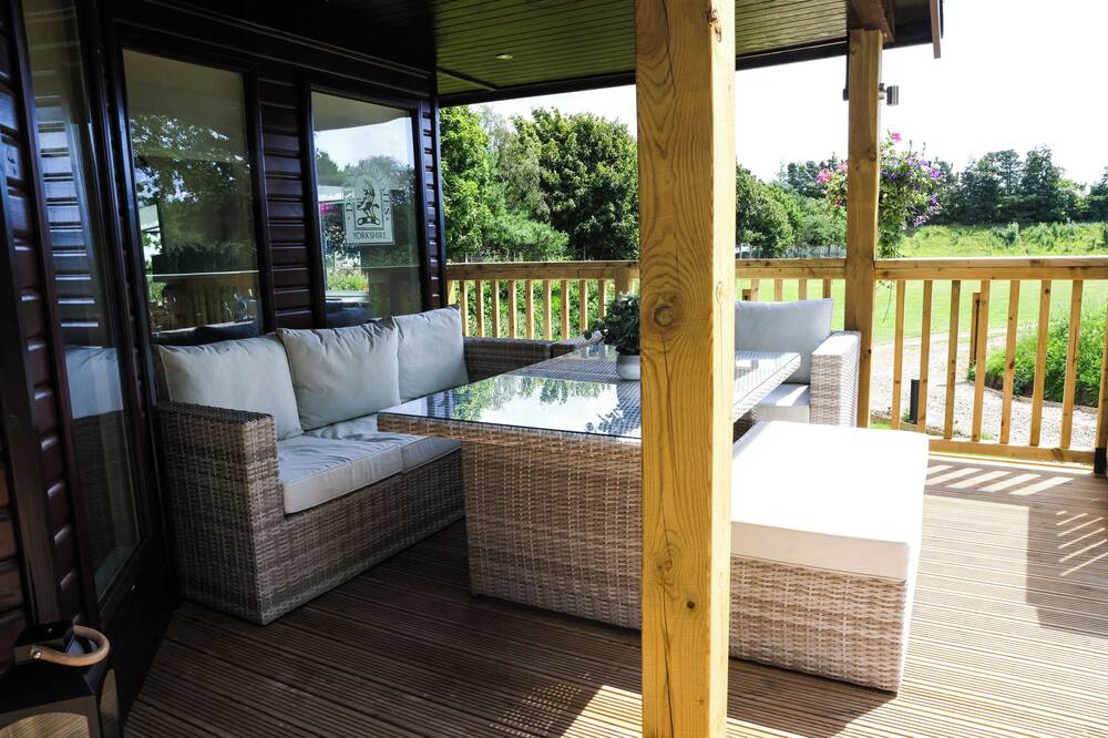 BEDALE VIEW LODGE, with hot tub in East Ayton