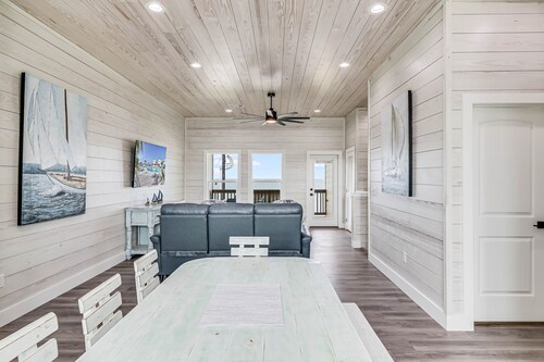 Set Sail- Waterfront, Pool, Personal Hottub,Walk to Bars, Restaurants, Pier