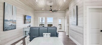 Set Sail- Waterfront, Pool, Personal Hottub,Walk to Bars, Restaurants, Pier