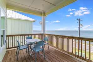 Outdoor dining - Set Sail- Waterfront, Pool, Personal Hottub,Walk to Bars, Restaurants, Pier (Fulton)