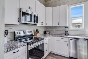 Fridge, microwave, oven, stovetop - Waterfront,Community Pool,Personal Hottub,Walk to Bars, Restaurants and Pier (Fulton)