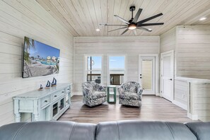 Smart TV - Set Sail- Waterfront, Pool, Personal Hottub,Walk to Bars, Restaurants, Pier (Fulton)