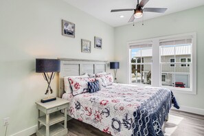 3 bedrooms, iron/ironing board, free WiFi, bed sheets - Set Sail- Waterfront, Pool, Personal Hottub,Walk to Bars, Restaurants, Pier (Fulton)