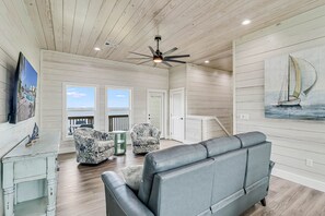 Smart TV - Waterfront,Community Pool,Personal Hottub,Walk to Bars, Restaurants and Pier (Fulton)