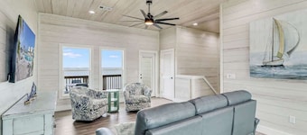 167 Seven Palms, Set Sail Waterfront House: Pool, Hot Tub & Fishing!
