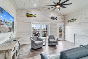 Smart TV - Fishtastic! Waterfront,Community Pool,Walk to Bars, Restaurants and Pier! (Rockport)