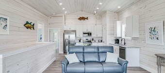 Fishtastic! Waterfront,Community Pool,Walk to Bars, Restaurants and Pier!