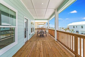 Outdoor dining - Fishtastic (Fulton)