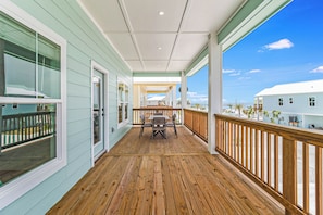 Outdoor dining - Fishtastic! Waterfront,Community Pool,Walk to Bars, Restaurants and Pier! (Rockport)