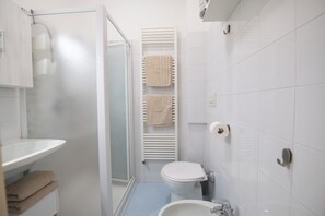 Departamento clásico | Baño | Regadera, regadera tipo lluvia, amenidades de baño gratuitas, bidet 