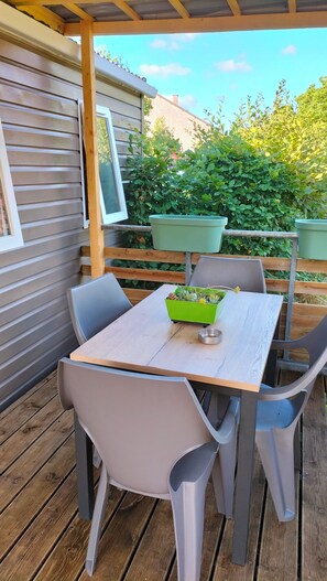 Outdoor dining - Cottage Cosy Aux Lauriers à Lacroix sur Meuse (Lacroix-sur-Meuse)