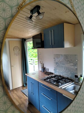 Fridge, microwave, oven, stovetop - Cottage Cosy Aux Lauriers à Lacroix sur Meuse (Lacroix-sur-Meuse)