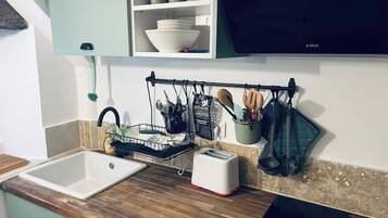 Een koelkast, een magnetron, een oven, een kookplaat