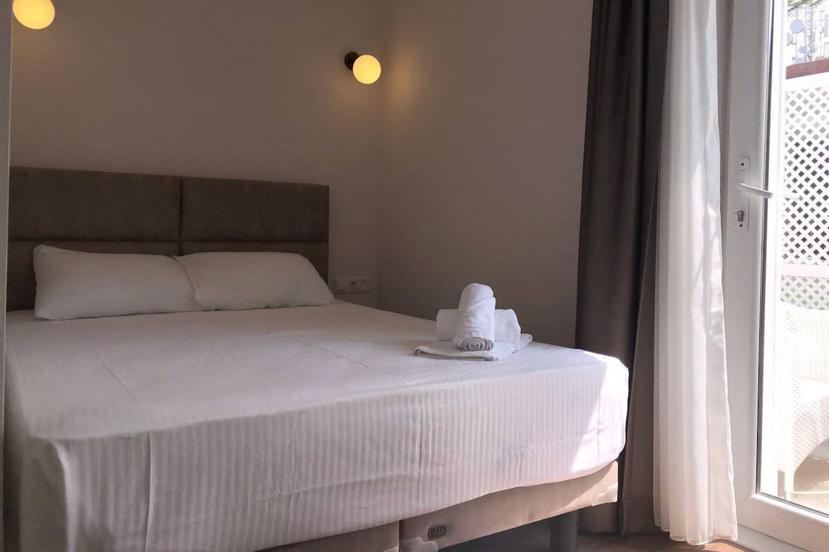 Standard Room, 1 Queen Bed, Non Smoking, Patio