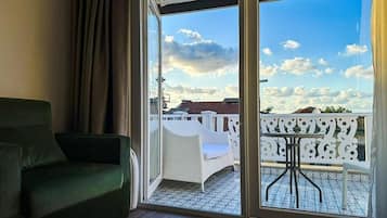 Deluxe Room, 1 Bedroom, Non Smoking, Partial Sea View | Living area | Flat-screen TV