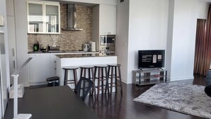 Soundproofing, iron/ironing board, WiFi (free) - 151 Dan Leckie Way (Toronto)