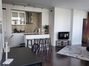 تجهيزات عازلة للصوت ومكواة/لوح كي وواي فاي مجانًا