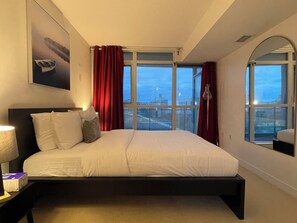 تجهيزات عازلة للصوت ومكواة/لوح كي وواي فاي مجانًا