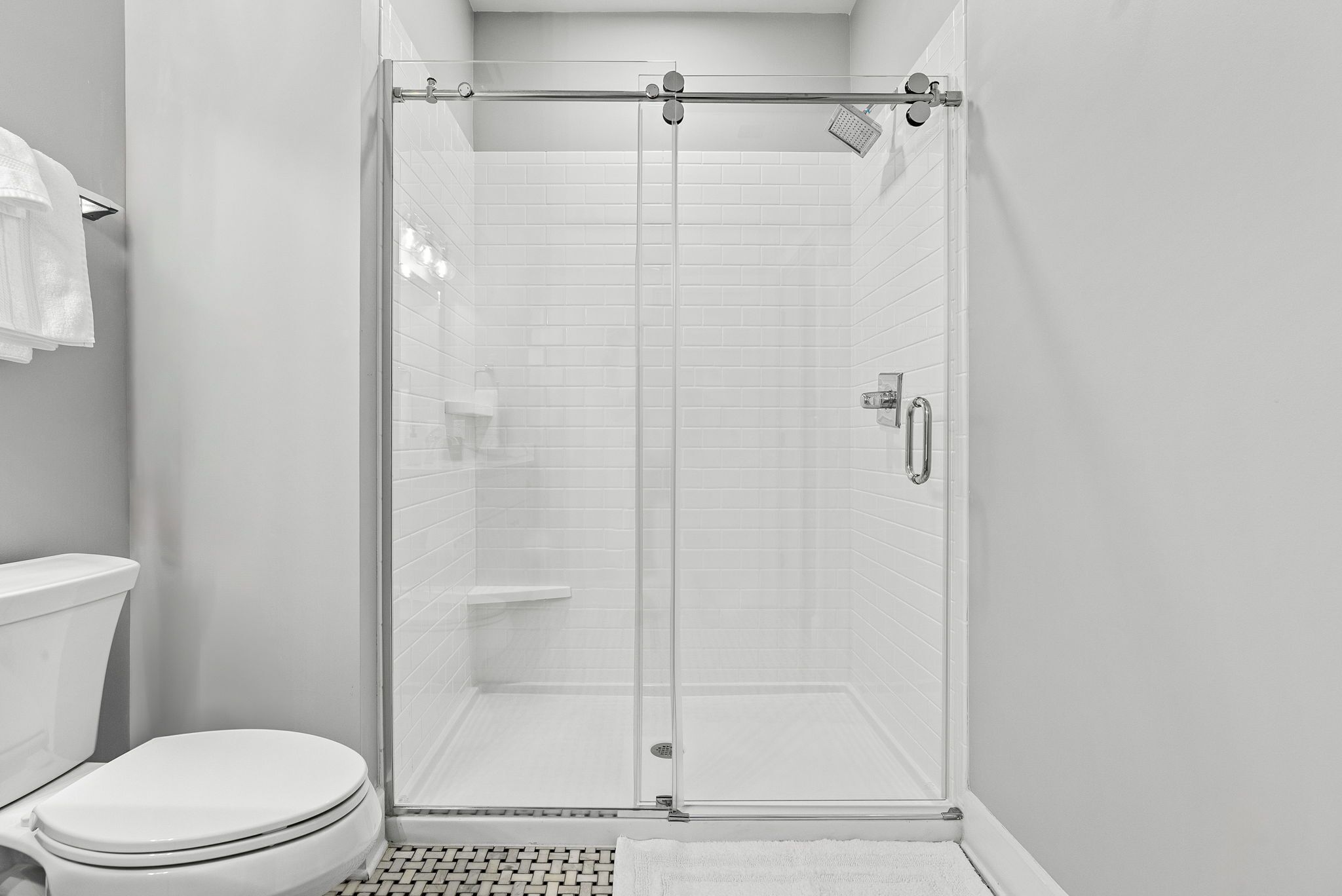 Douche, sèche-cheveux, serviettes fournies, savon