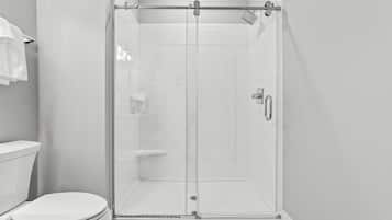Douche, sĂšche-cheveux, serviettes fournies, savon