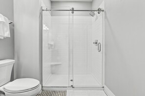 Shower, hair dryer, towels, soap - Downtown Dream - Brand new 2/2 over Target in Downtown Auburn (Auburn)