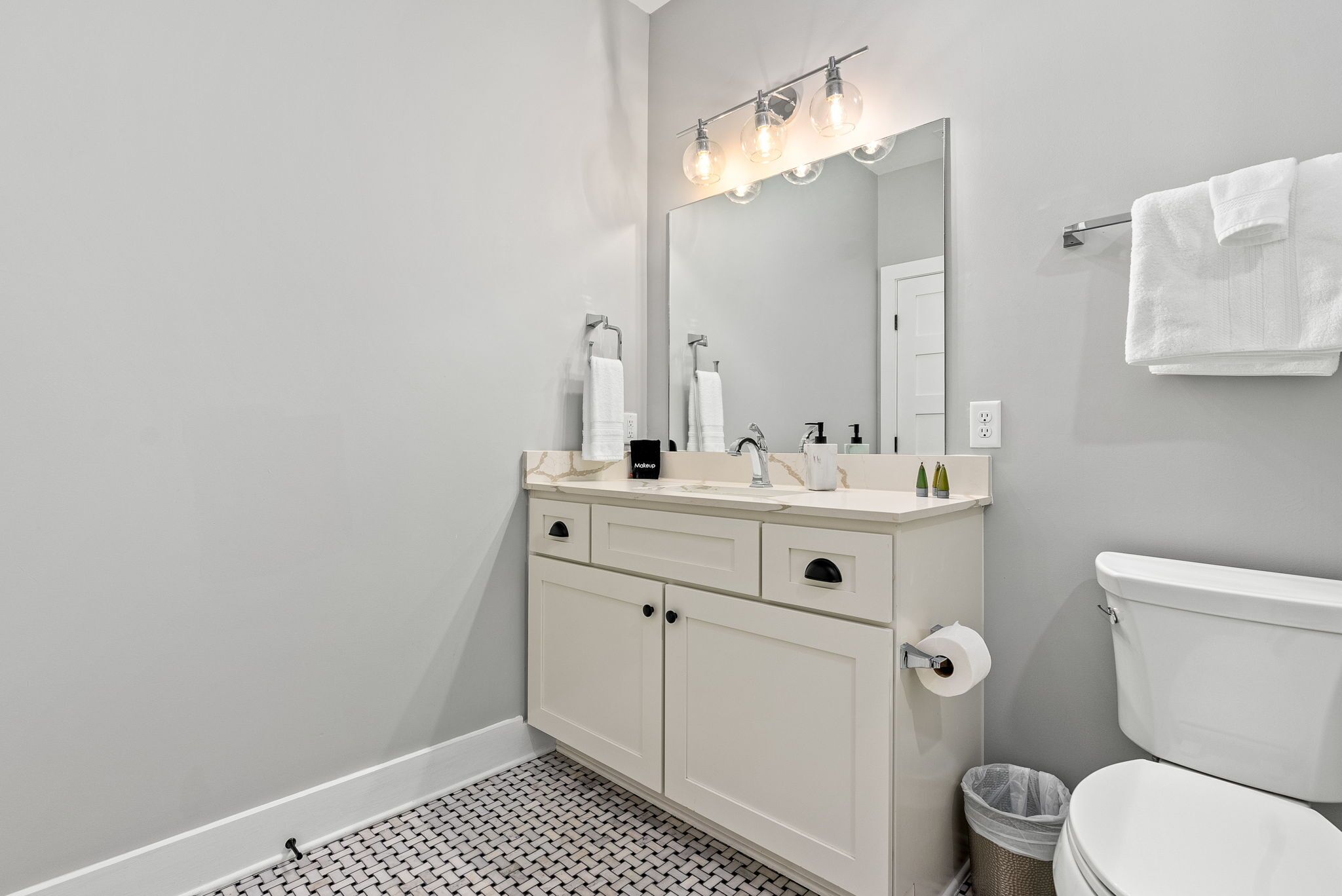 Suihku, hiustenkuivaaja, pyyhkeet, saippua