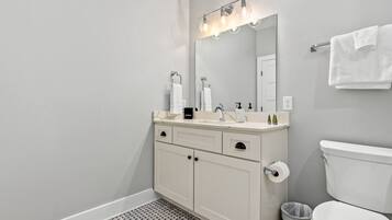 Suihku, hiustenkuivaaja, pyyhkeet, saippua