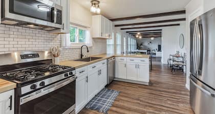 Adorable bungalow fully furnished - month to month rental.