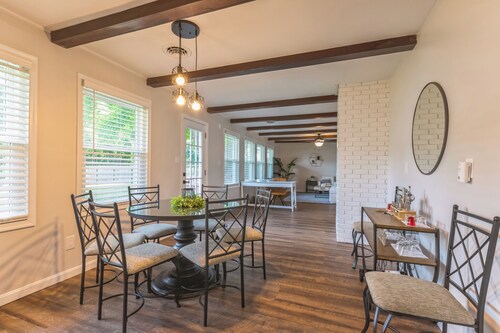 Adorable bungalow fully furnished - month to month rental. 