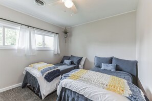 3 habitaciones, tabla de planchar con plancha, wifi y ropa de cama