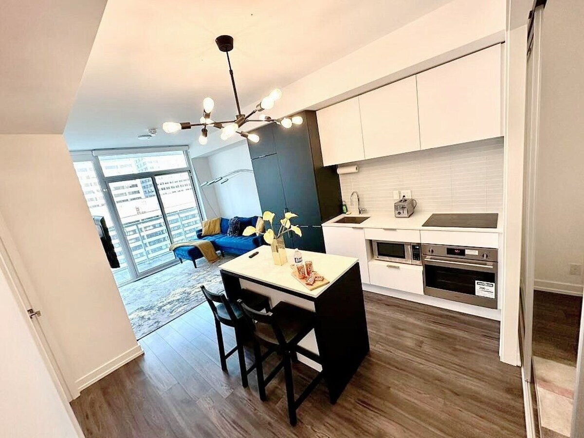 Romantic condo in a vibrant neighborhood, steps to all necessities/Big city life