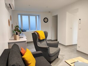 Una televisión, un reproductor estéreo