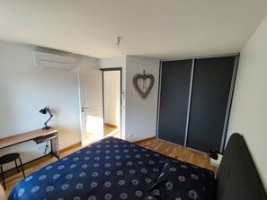 2 habitaciones, tabla de planchar con plancha, cuna de viaje y wifi