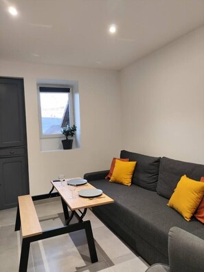 Una televisión, un reproductor estéreo