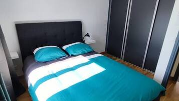 2 bedrooms, iron/ironing board, travel cot, WiFi