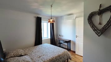 2 habitaciones, tabla de planchar con plancha, cuna de viaje y wifi