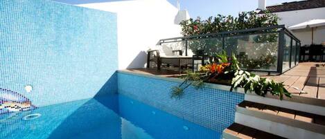 حمّام سباحة خارجي