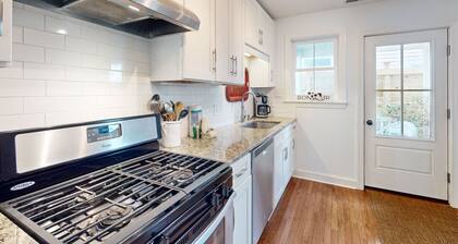 Dog-friendly cottage across from the water in a walkable neighborhood