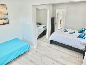 Appartement, meerdere bedden, keuken (Beach & Bay Retreat) | 2 slaapkamers, individueel gedecoreerd, individueel gemeubileerd