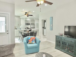 Lägenhet - flera sängar - kök (Beach & Bay Retreat) | Vardagsrum | 42-tums platt-tv med digitalkanaler