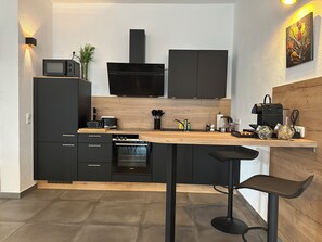Fridge, microwave, oven, stovetop - KingSize Bed, two SofaBed, Full Kitchen, WorkSpace 650MBit, Netflix, Centrum, (Euskirchen)