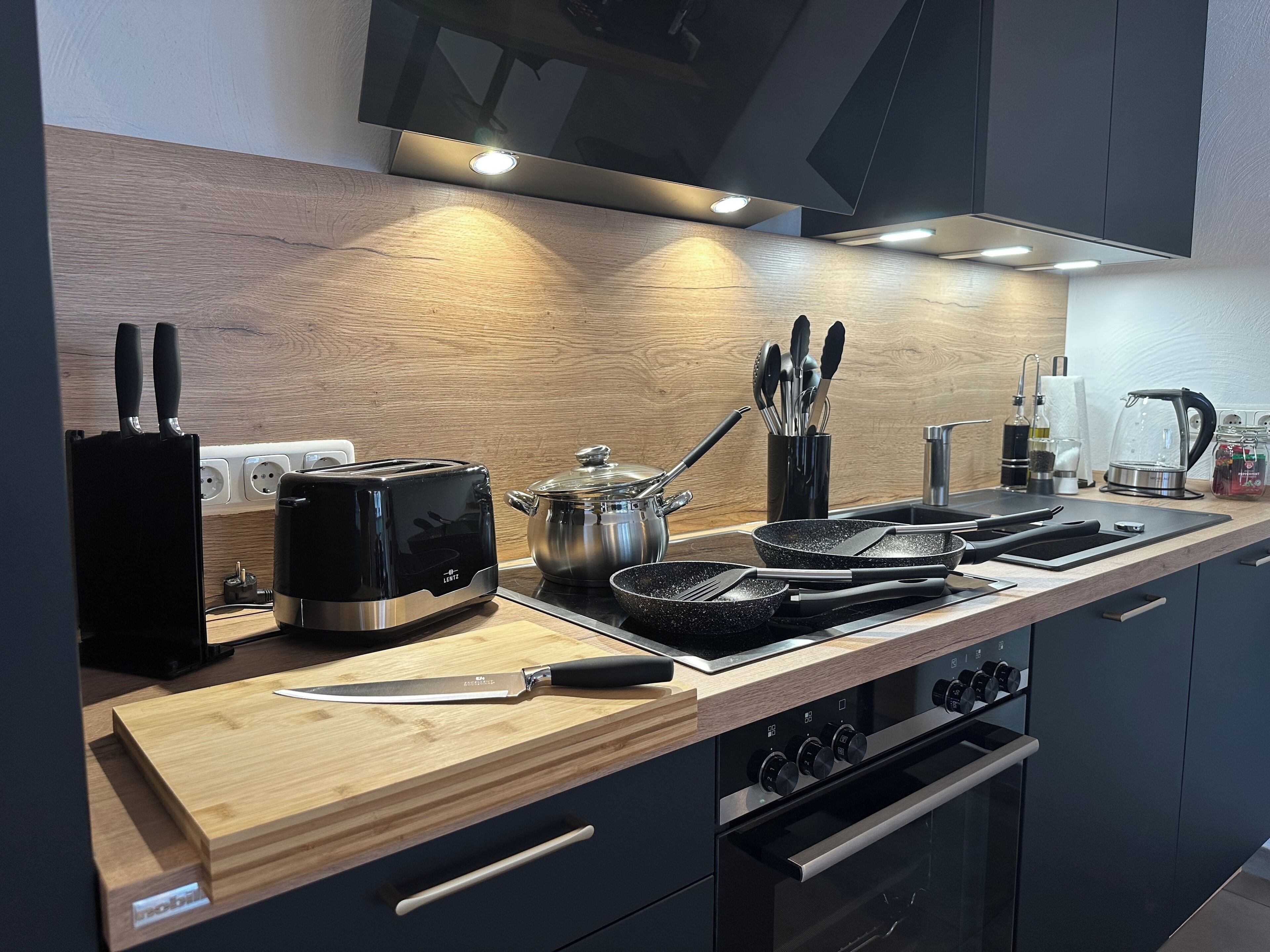 Kühlschrank, Mikrowelle, Ofen, Herdplatte