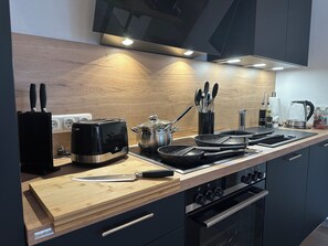 Kühlschrank, Mikrowelle, Ofen, Herdplatte