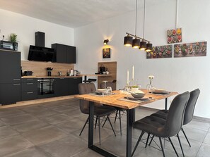 Fridge, microwave, oven, stovetop - KingSize Bed, two SofaBed, Full Kitchen, WorkSpace 650MBit, Netflix, Centrum, (Euskirchen)