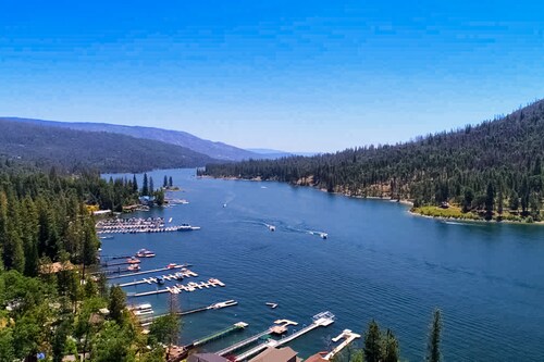 Lakeside Serenity with Vintage Charm & Modern Comfort – Bass Lake, CA