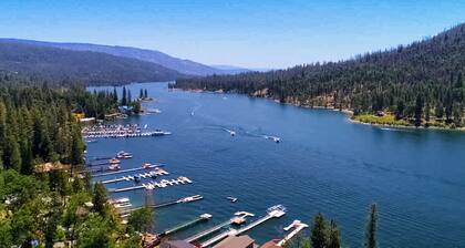 Lakeside Serenity with Vintage Charm & Modern Comfort – Bass Lake, CA