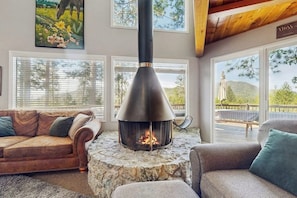 Fernseher, Kamin, Tischtennisplatte, Bücher