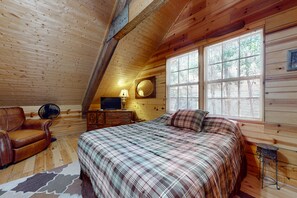 3 bedrooms, internet, bed sheets - Hideaway on High | Mtn-view cabin in Red River with firepit, grill, & fireplace (Red River)