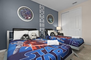 Casa, várias camas, acesso à piscina | 9 quartos, individualmente decorados, individualmente mobiliados