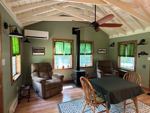 Country cabin for two near Pine Creek within minutes to area attractions!